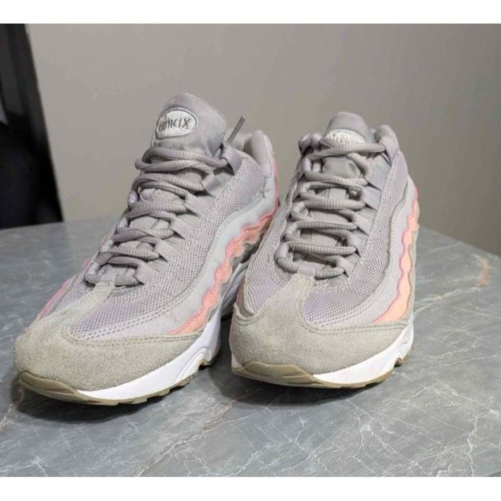 Size 6y Girls Pink & Grey Nike Air Max 95 Atmosphere. Fits A Size 7.5 In Women's - Picture 2 of 8